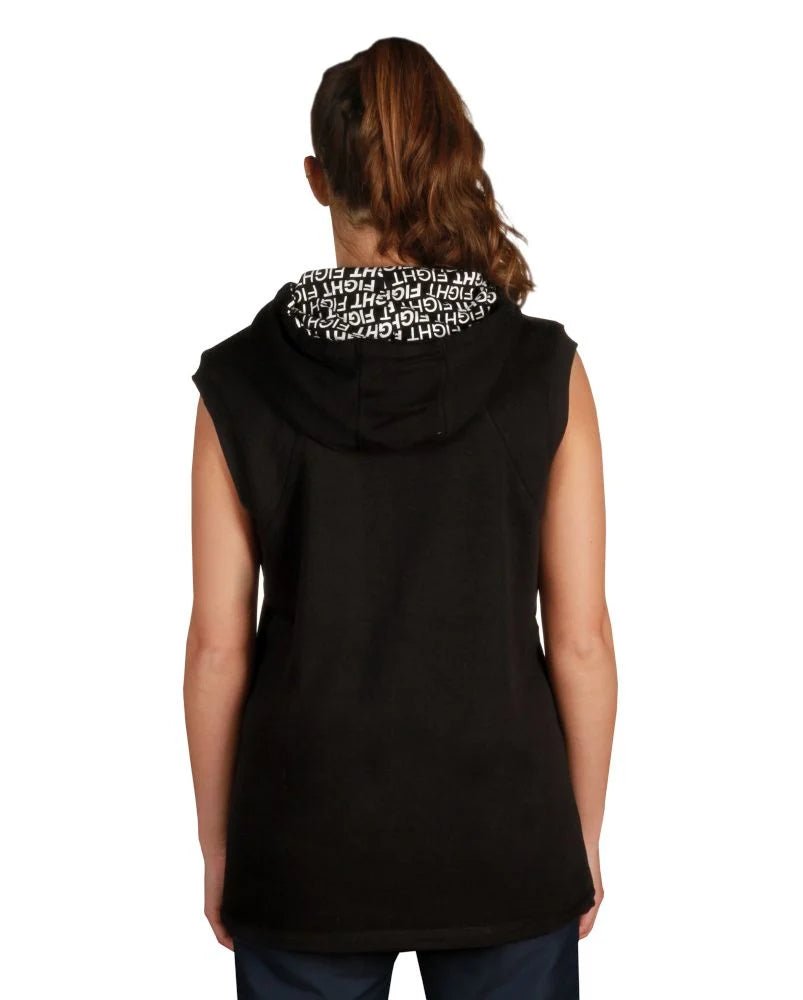 Detalle de la espalda de la sudadera sin mangas de mujer Itaki, centrándose en la libertad de movimientos y los acabados técnicos