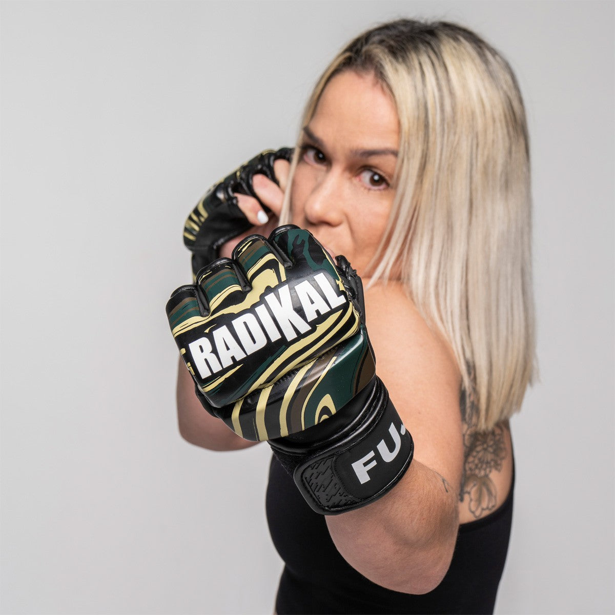 Guantes de artes marciales mixtas Radikal con pulgar protegido