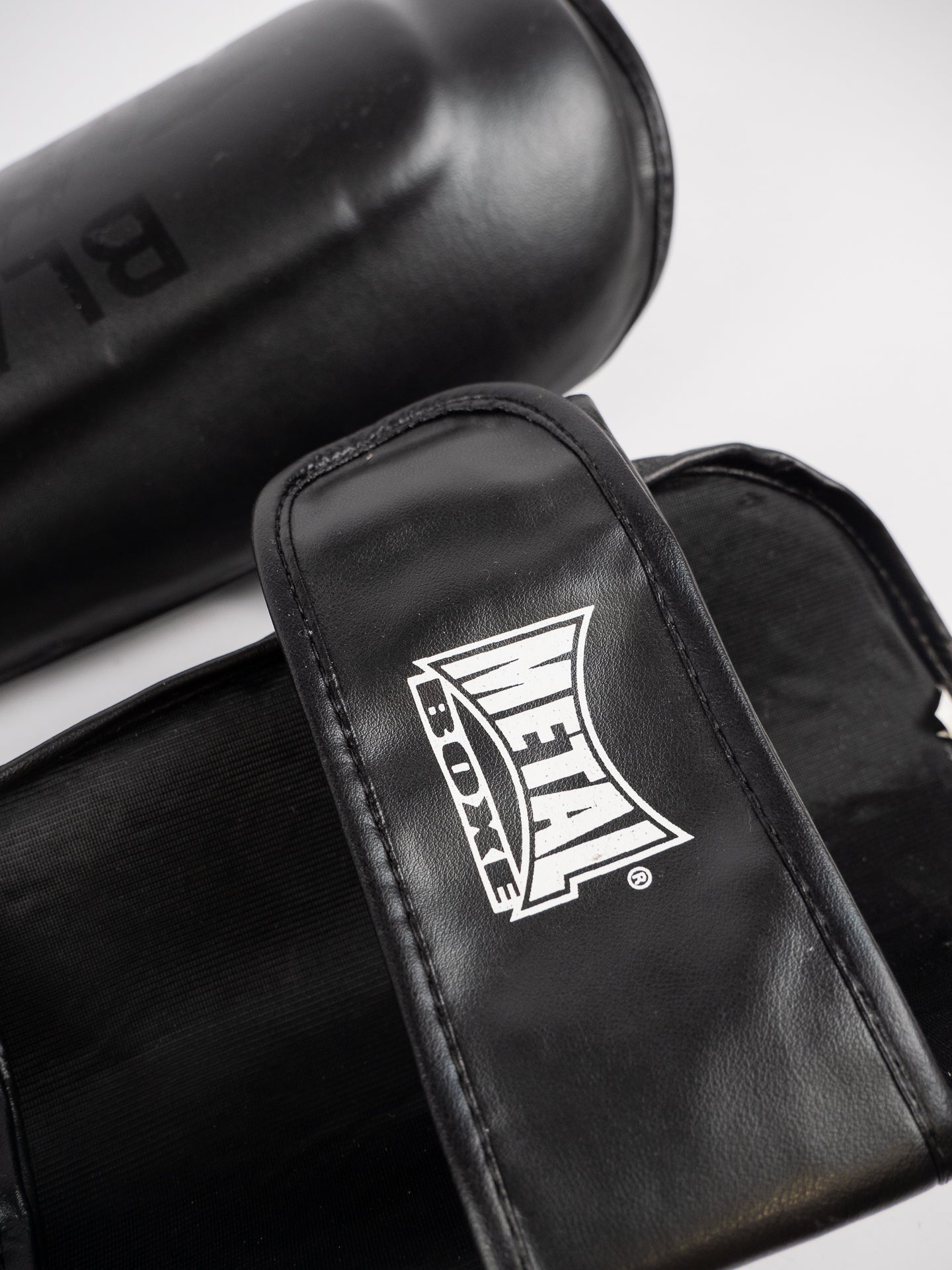Espinillera Metal Boxe Furious Black – Ligereza y Protección