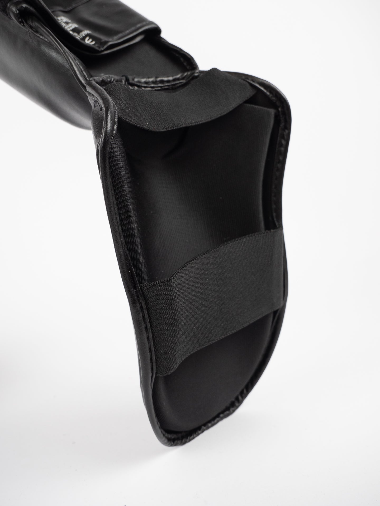 Espinillera Metal Boxe Furious Black – Ligereza y Protección