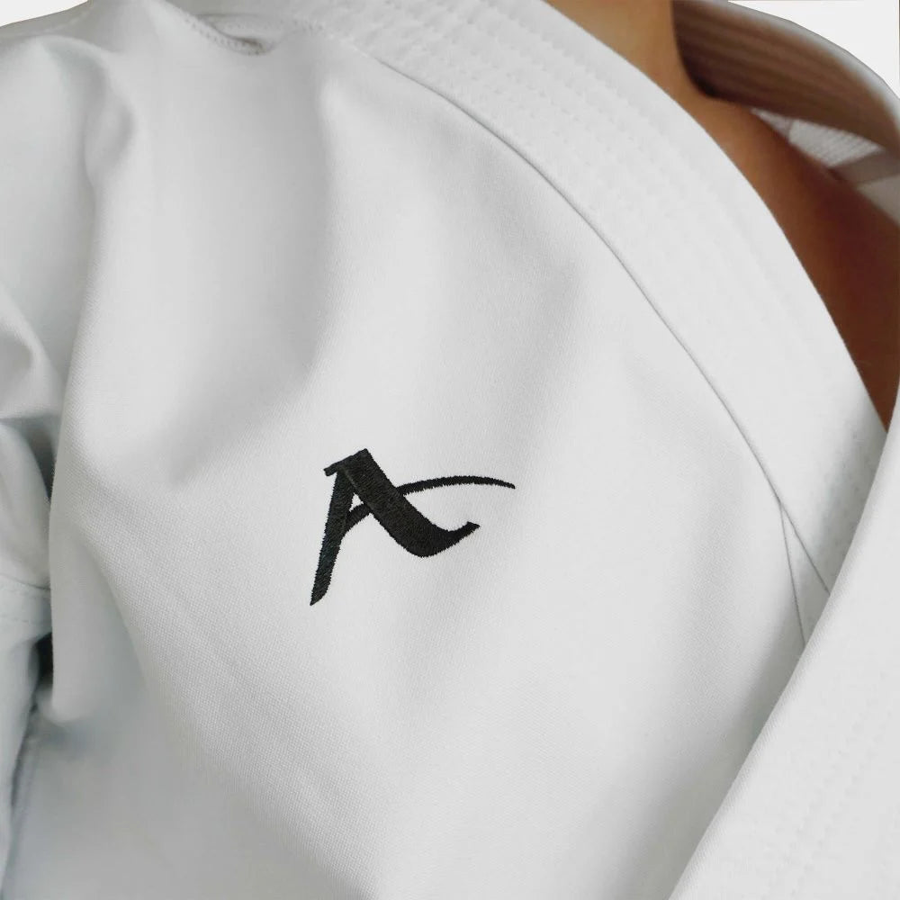 Detalle del bordado blanco de Arawaza en los hombros de la chaqueta Black Diamond