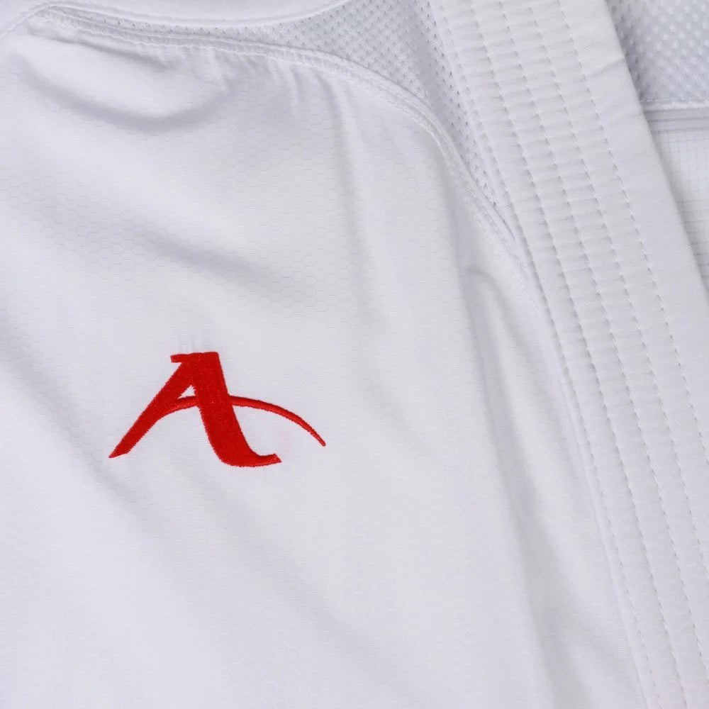 Detalle del logo de Arawaza bordado en hilo rojo en el pecho