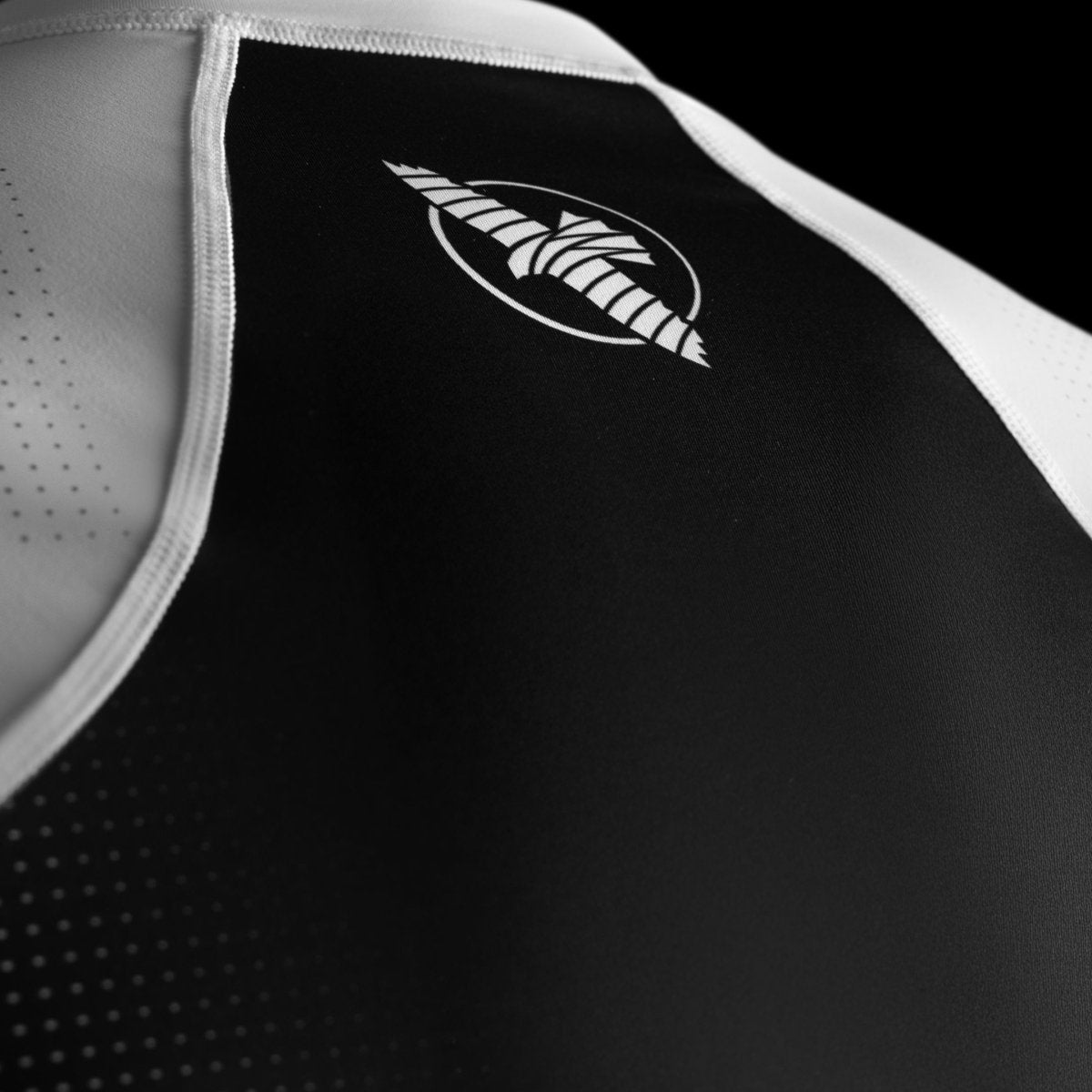 Primer plano del logotipo oficial de Hayabusa impreso en el pecho de la lycra blanca Pro Clasificado