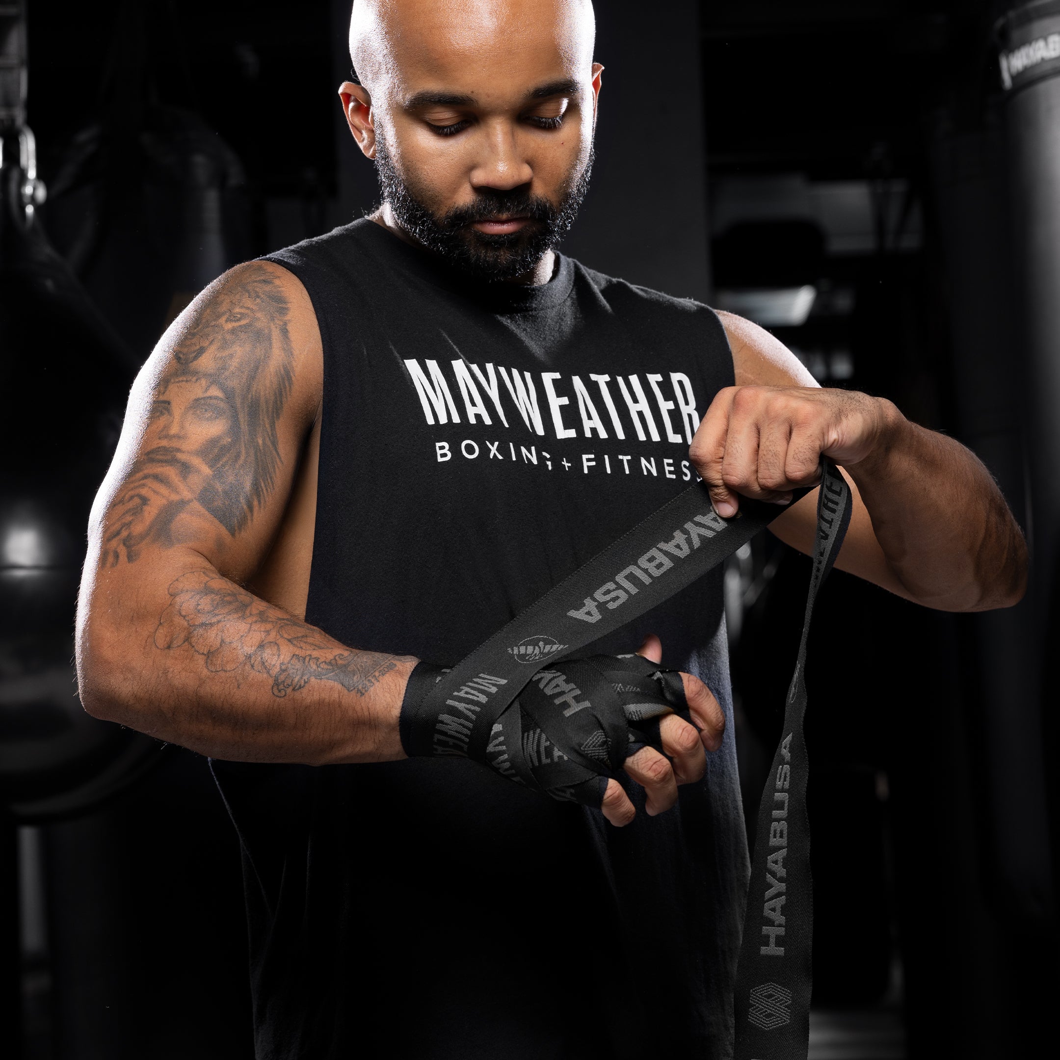 Protezione mano professionale con bende Mayweather Deluxe nere e grigie indossate