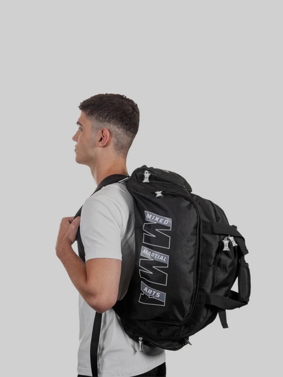Atleta que lleva la bolsa Metal Boxing MMA en modo mochila para máxima comodidad