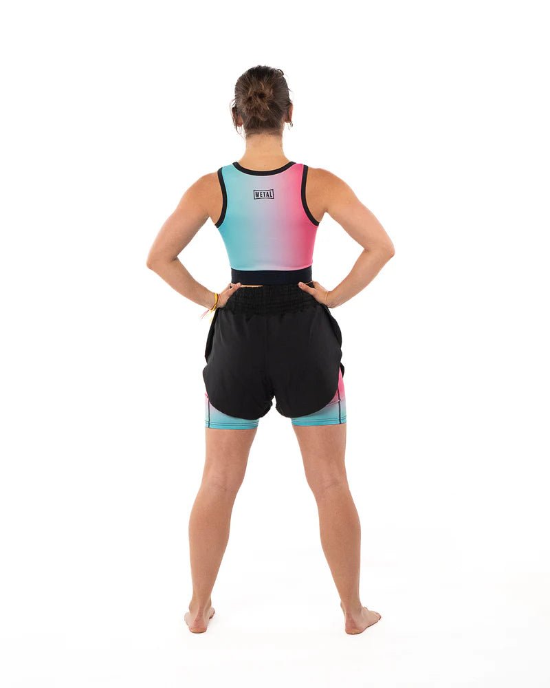 Vista trasera de la camiseta sin mangas de compresión para mujer Metal Boxing Miami Vibe con cobertura total de la espalda