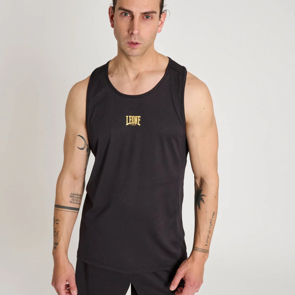 Vooraanzicht van de zwarte Leone 1947 DNA technische tanktop met centraal logo