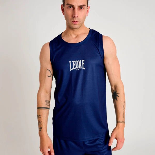 Vooraanzicht van de blauwe Leone Stripe 47 sporttanktop voor dagelijkse training