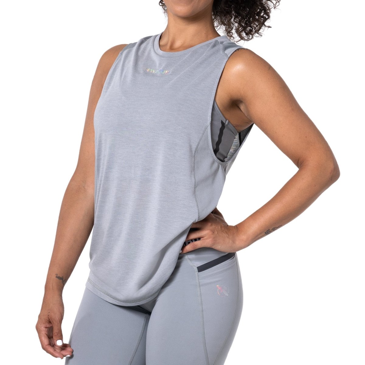 Vista frontal de la camiseta deportiva de tirantes Hayabusa Lightweight gris melange para mujer