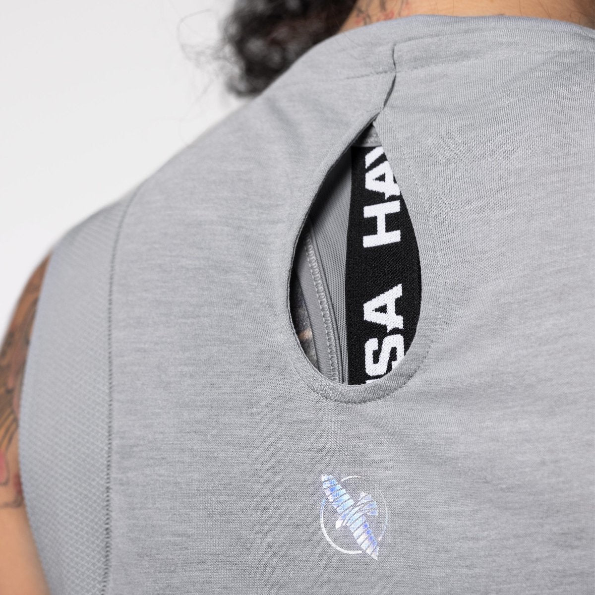 Detalle en primer plano del logotipo de Hayabusa en la parte posterior de la camiseta sin mangas gris melange.
