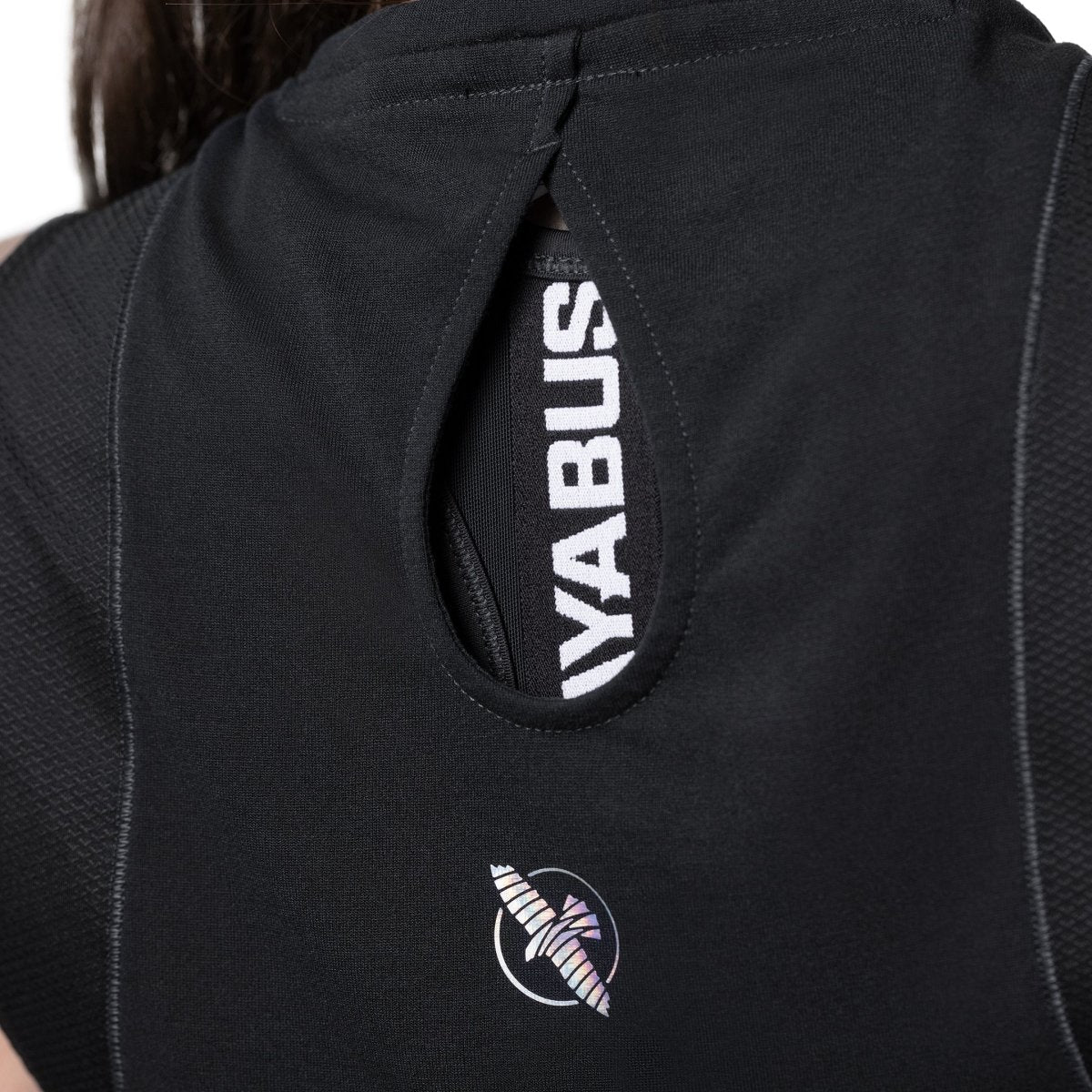 Primer plano del logo de Hayabusa impreso en la parte posterior de la camiseta deportiva negra