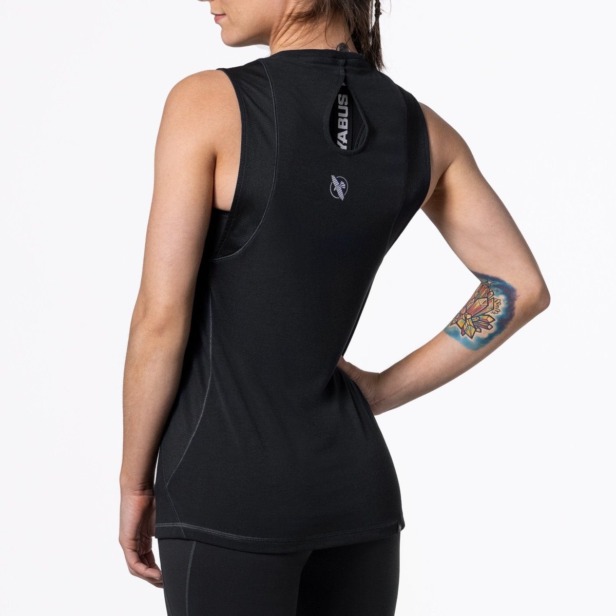 Vista trasera de espalda cruzada de la camiseta sin mangas negra para mujer Hayabusa con paneles de malla