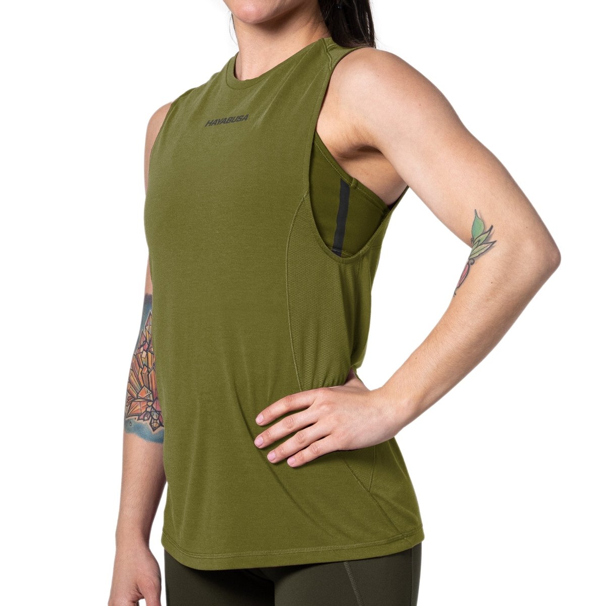 Vista frontal de la camiseta deportiva sin mangas Hayabusa Lightweight verde oliva melange para mujer