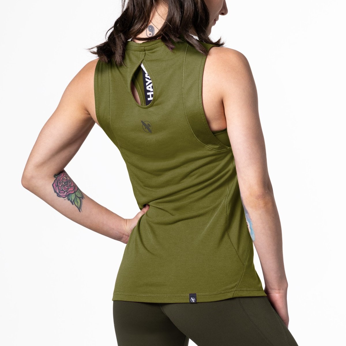 Vista trasera de la camiseta sin mangas con espalda cruzada verde oliva Hayabusa para mujer