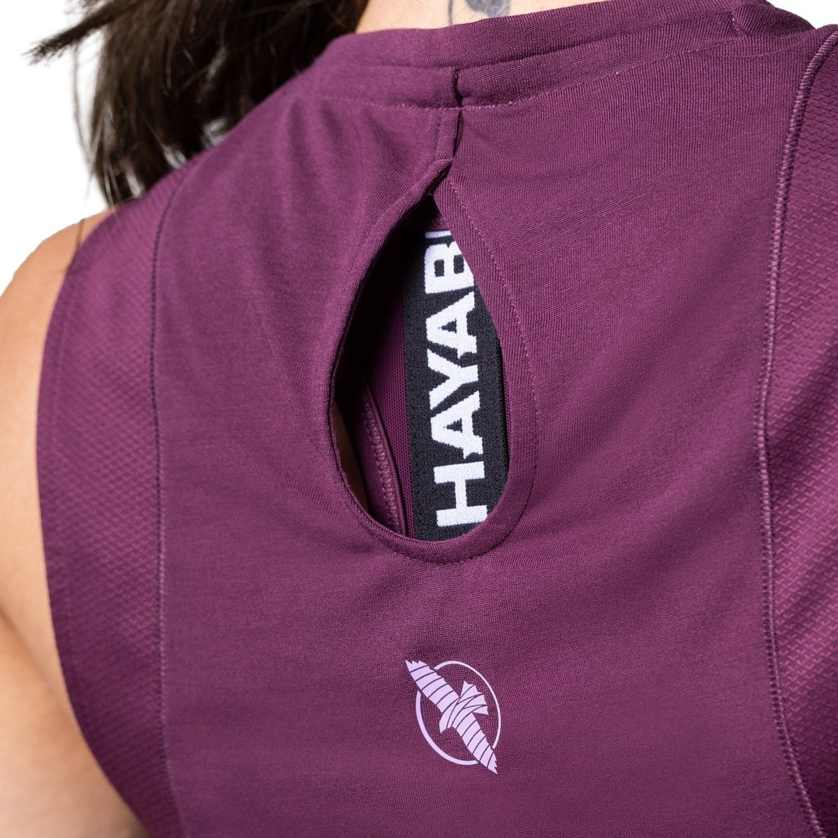Detalle en primer plano del logo de Hayabusa en la parte posterior de la camiseta sin mangas color vino.