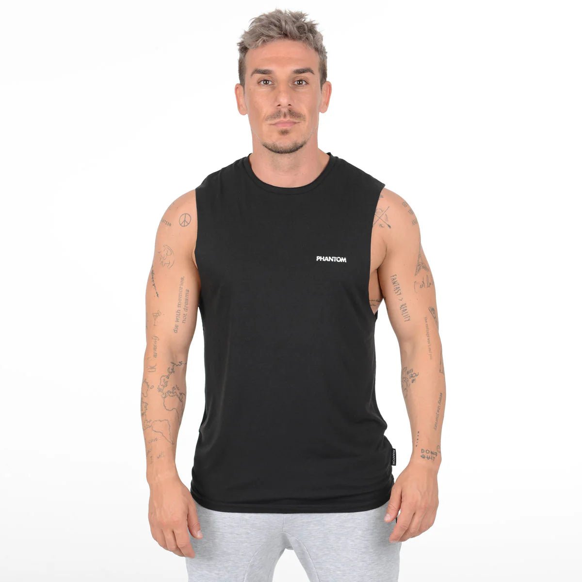 Vista frontal de la camiseta deportiva negra Superior con el estampado gráfico ZERO 2 en el pecho