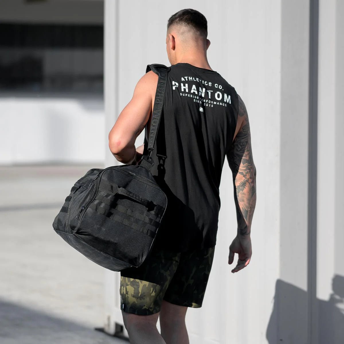 Atleta de vista trasera con bolsa de lona