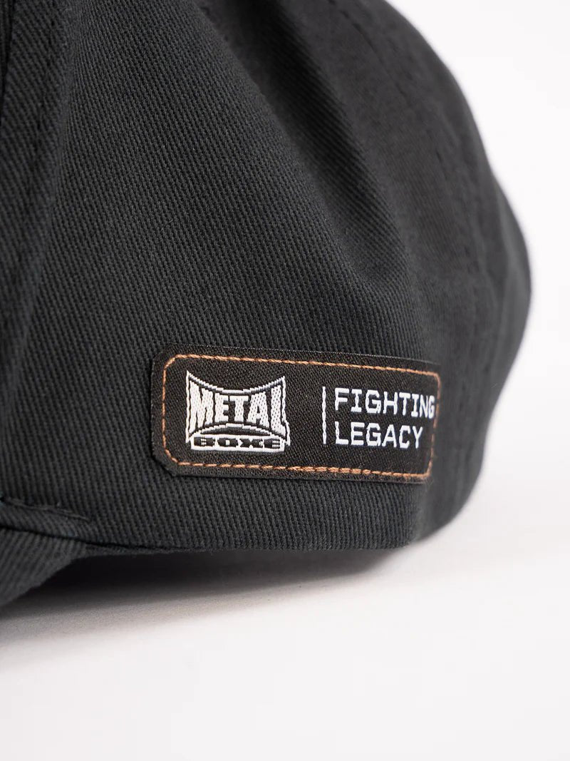 Vista trasera de la gorra Metal Boxing con clip metálico de ajuste.