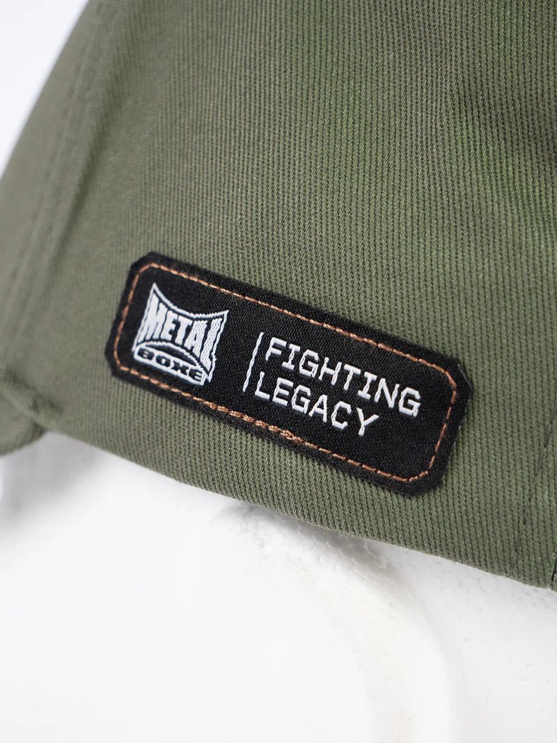 Detalle del cierre trasero ajustable de la gorra Metal Boxing verde