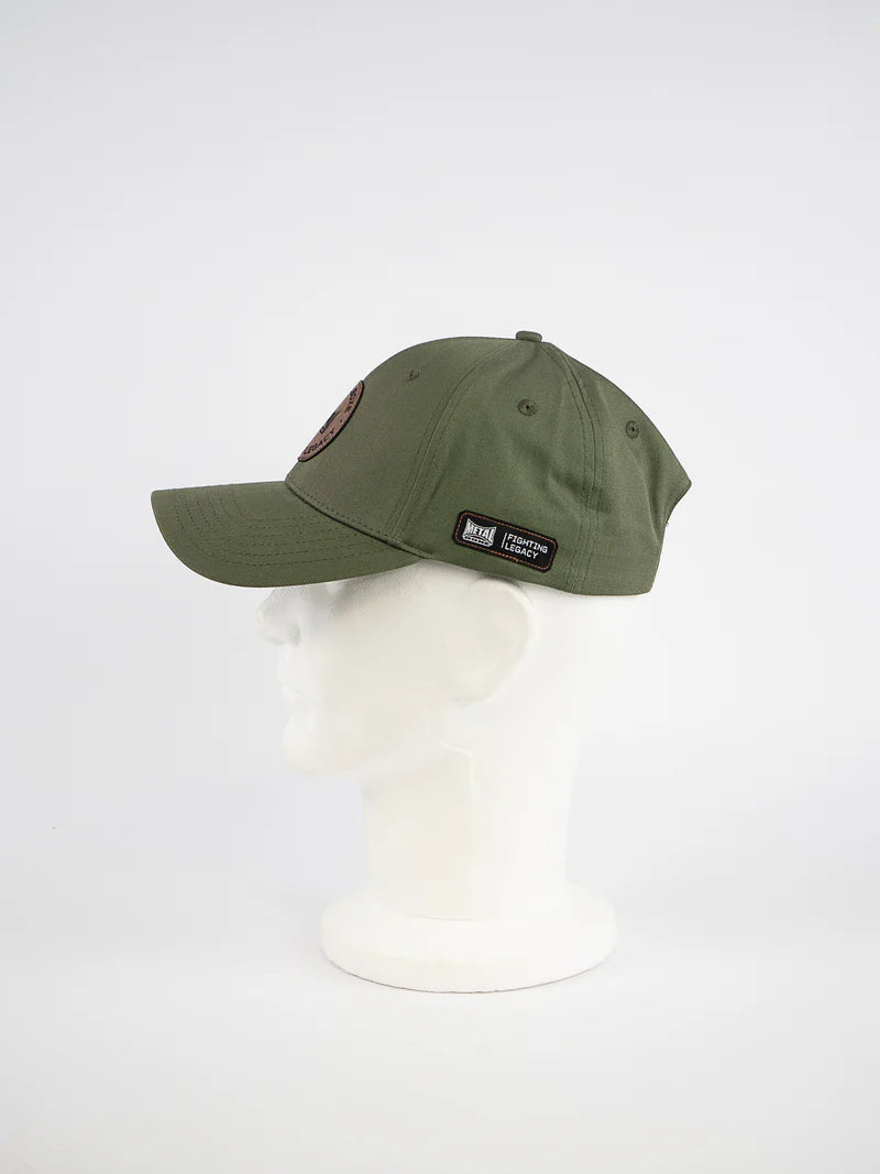 Vista lateral de la gorra deportiva Metal Boxe verde con parche lateral