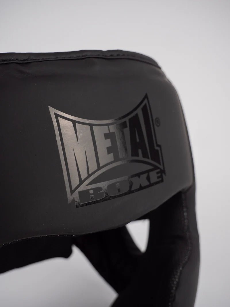 Primer plano del logotipo de Metal Boxe impreso en la carcasa del casco integral negro "Black Light"