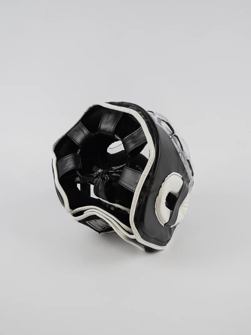 Vista trasera del casco Metal Boxing con cierre de velcro y cordones en la calota
