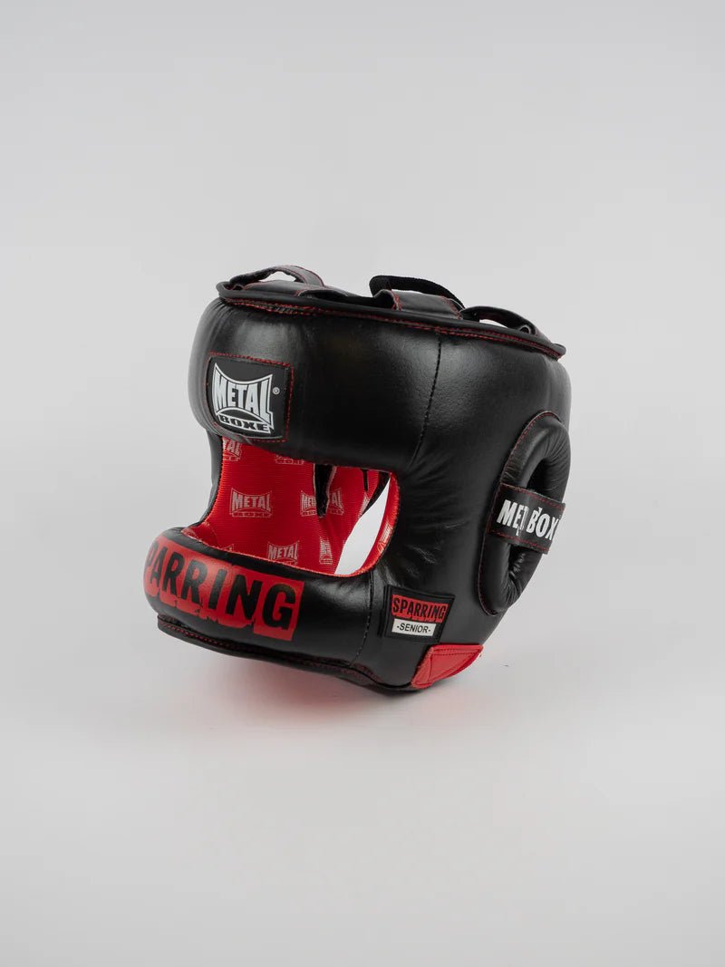 Vue de face du casque Metal Boxing Senior Sparring noir avec barre de protection et détails rouges