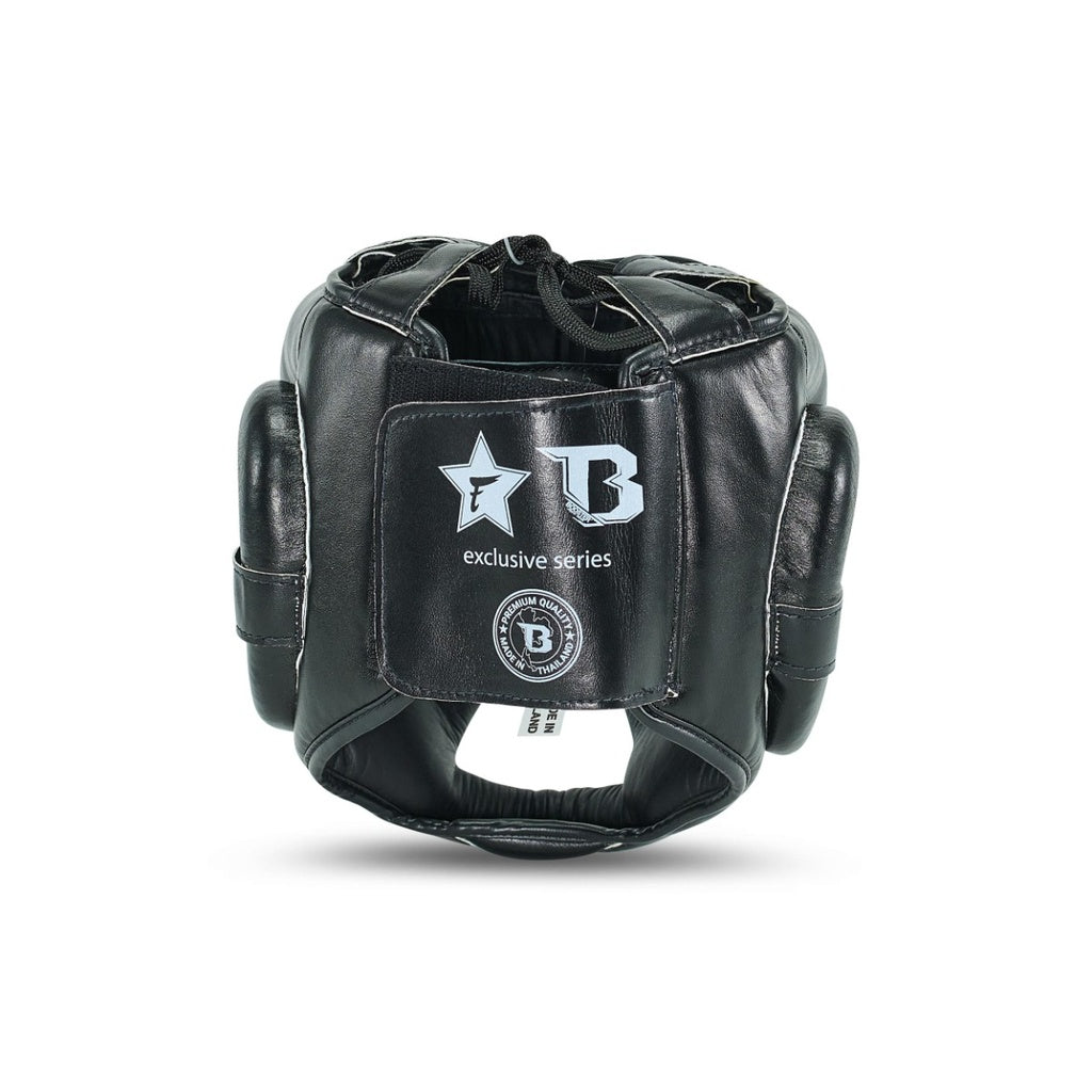 Detalle del sistema de cierre de velcro trasero y cordones del casco FXB
