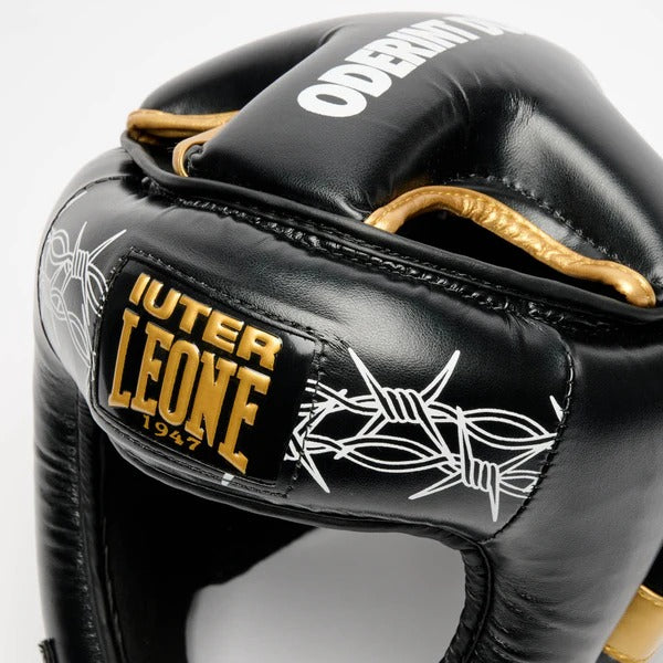 Dettaglio ravvicinato della patch ricamata oro LEONE x IUTER e della grafica Barbed Wire