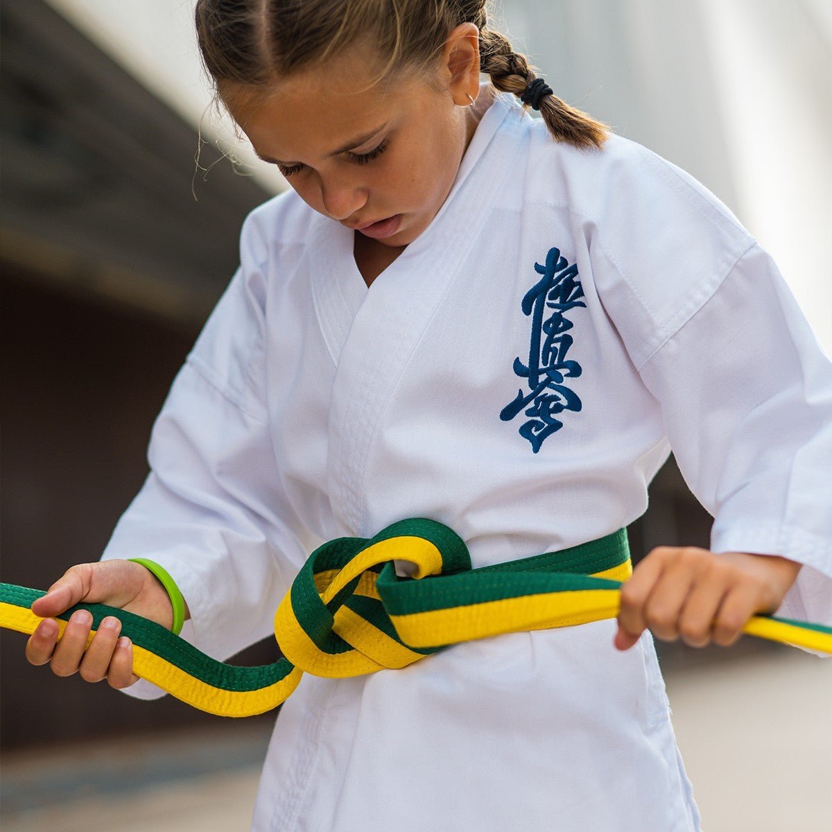 La pequeña deportista luce el cinturón bicolor Fujimae
