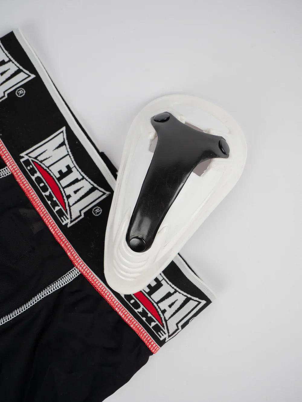 Dettaglio della conchiglia anatomica rinforzata inserita nei pantaloncini Metal Boxe.