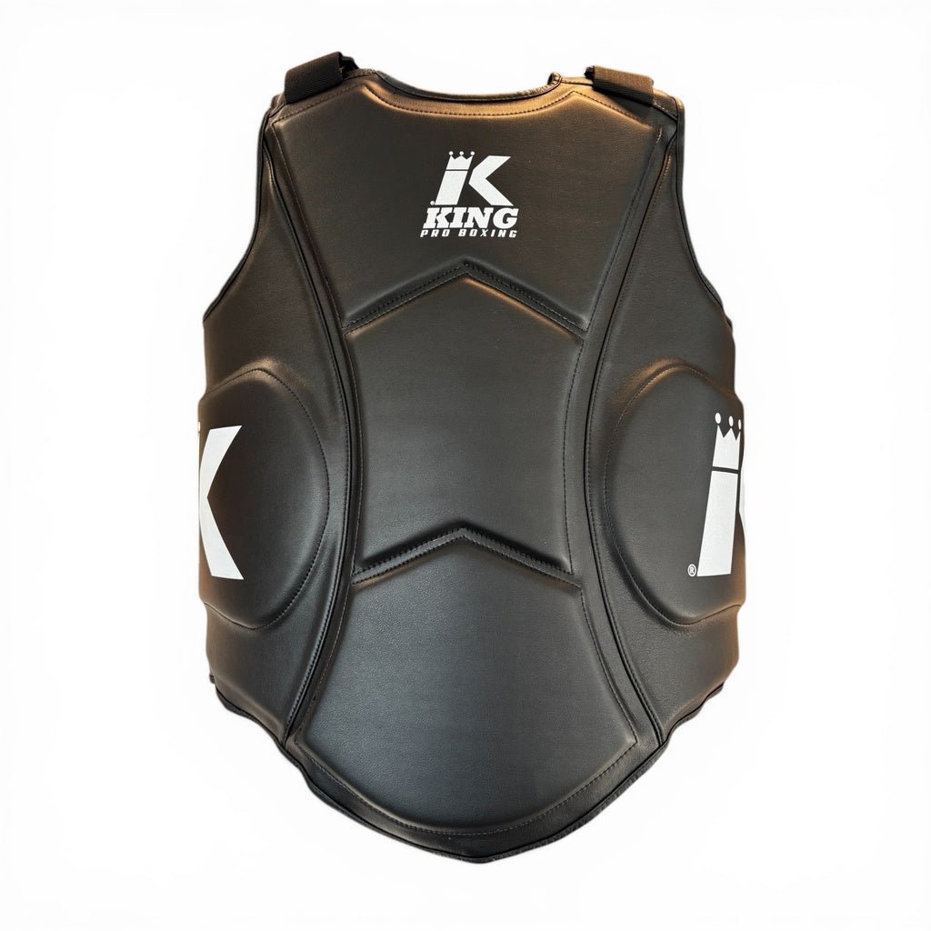 Vista frontal del chaleco protector profesional para entrenador de boxeo KPB King Pro