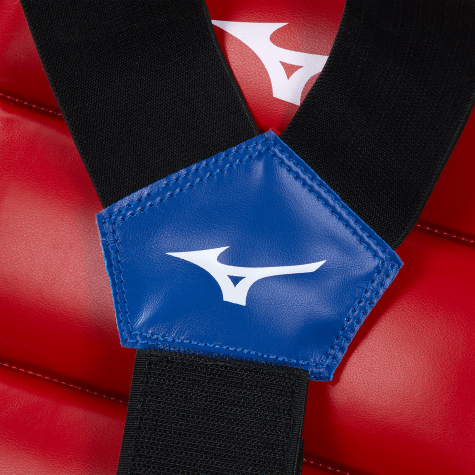 Detalle del sistema de cordones y tirantes traseros del corpiño Mizuno.