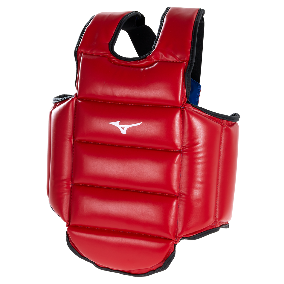 Vista de la variante roja de la armadura reversible de Mizuno.