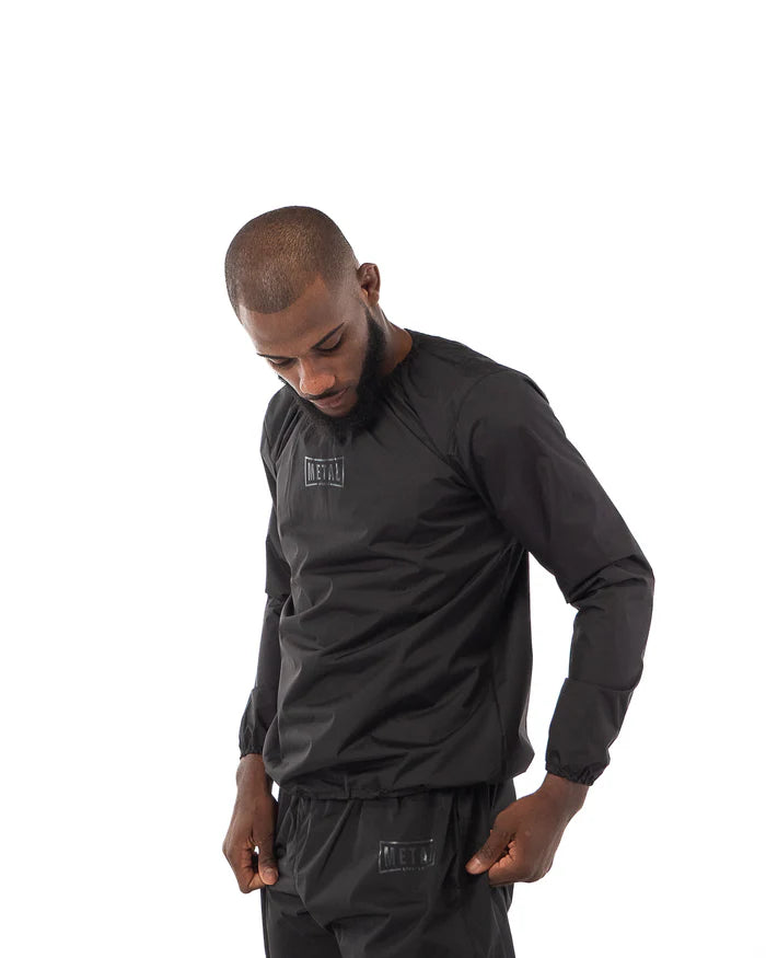 Tuta sauna Metal Boxe indossata durante una sessione di allenamento per l'espulsione dei liquidi.