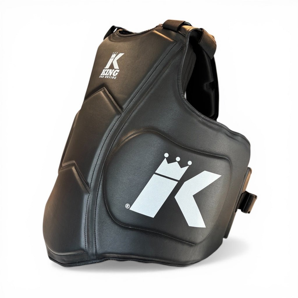 Detalle del grosor del acolchado multicapa del chaleco King Pro Boxing para absorber patadas y rodillas