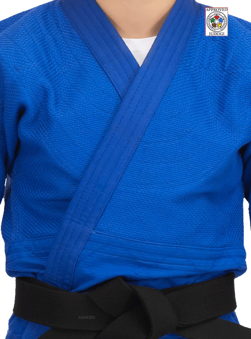 Detalle de la etiqueta IJF Approved en el Judogi Blu Daedo 750g