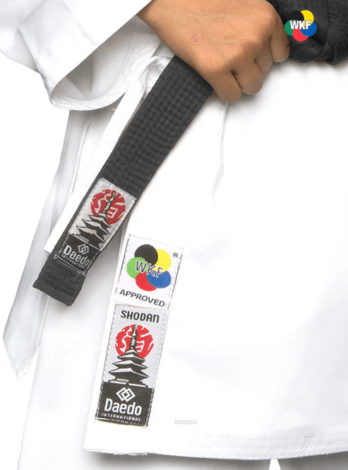 Detalle del tejido de algodón y poliéster del Daedo Shodan Karategi, ideal para entrenar.