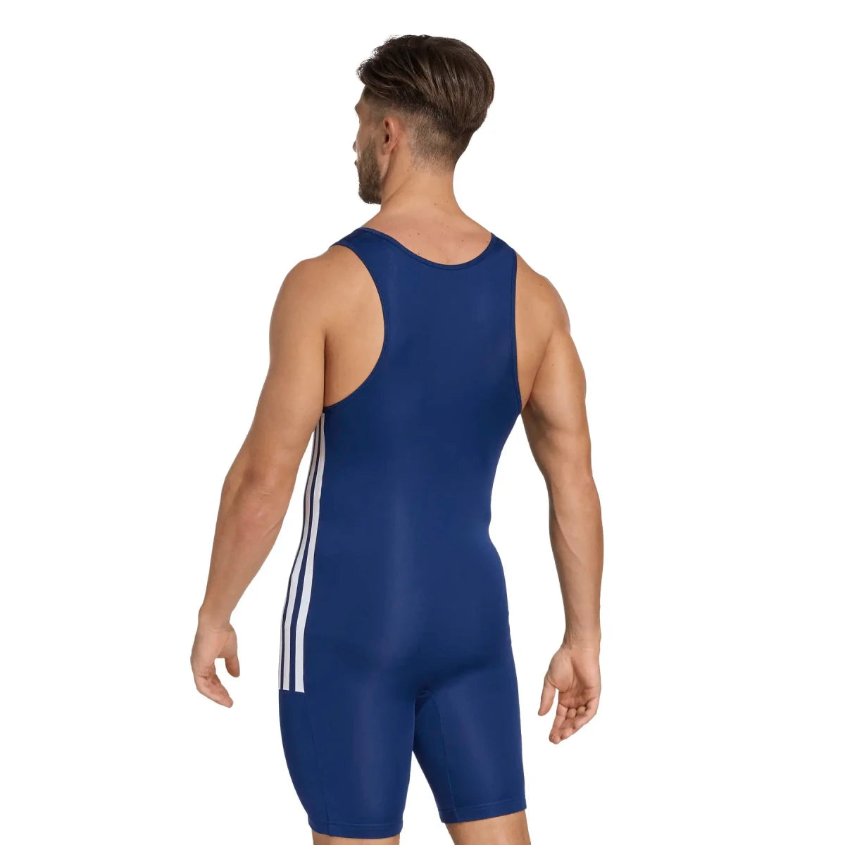 Boční detail teplákové soupravy adidas Powerlift s logy a dynamickými pruhy.