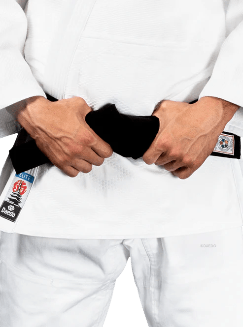 Detalle del tejido reforzado de algodón y poliéster del Judogi Daedo Elite blanco.