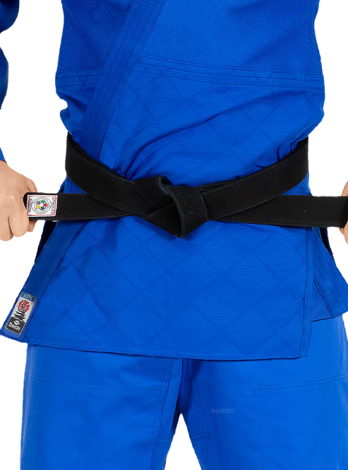 Detalle del logo Daedo de la chaqueta Judogi Elite, versión azul.