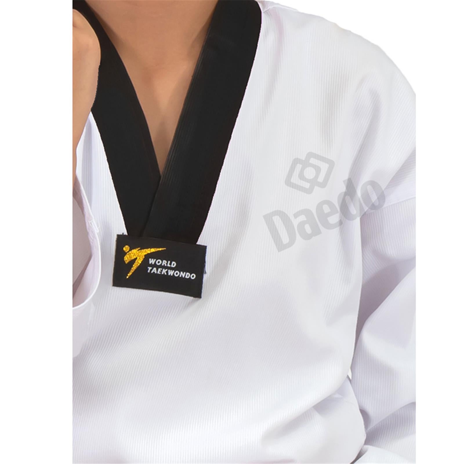 Dobok de Taekwondo DAEDO Cuello Negro Estampado en la Espalda