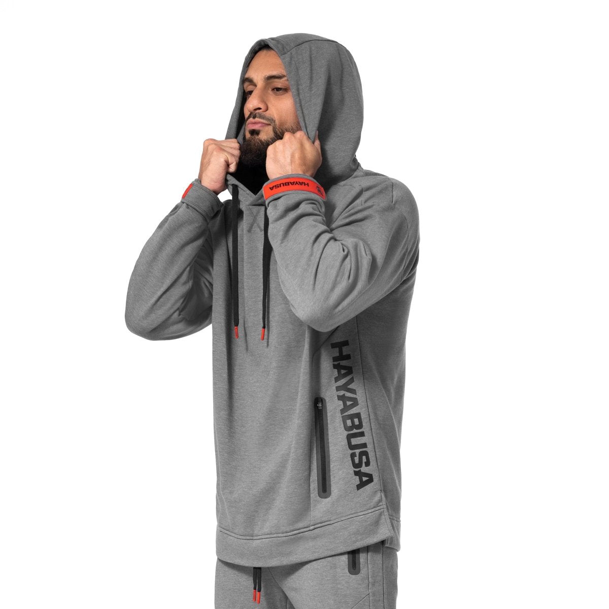 Tampak samping kaus Hayabusa Midweight Pullover abu-abu tua, menonjolkan lubang di pinggang dan manset karet yang dapat disesuaikan