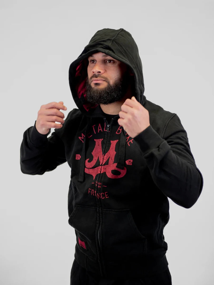 Detaliu al glugăi și al țesăturii din bumbac al hanoracului profesional Metal Boxe