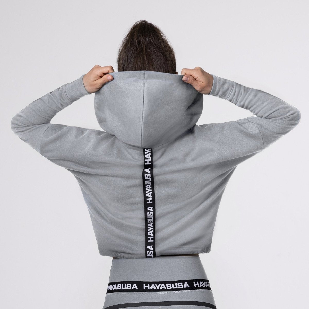 Vista trasera de la sudadera gris, resalta el ajuste casual y relajado.