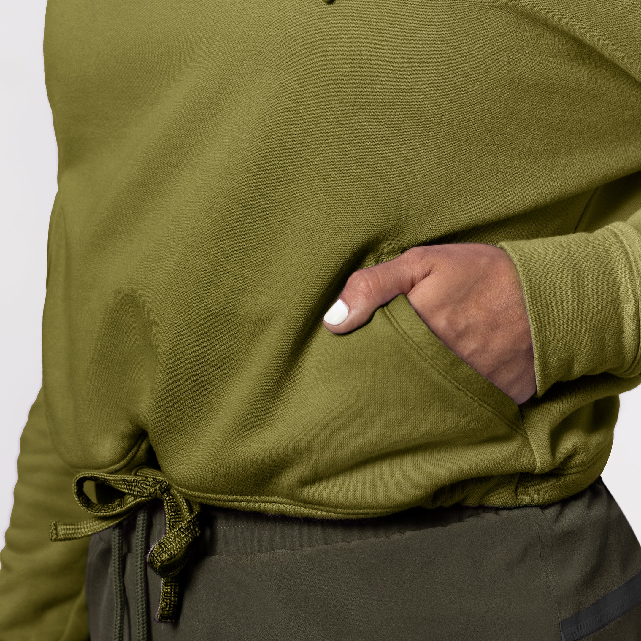 Dettaglio delle tasche anteriori sulla felpa cropped Hayabusa verde oliva