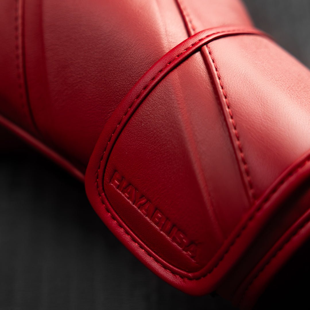 Detalhe do fecho único de velcro das luvas Hayabusa E1 vermelhas, fáceis de ajustar durante o treino