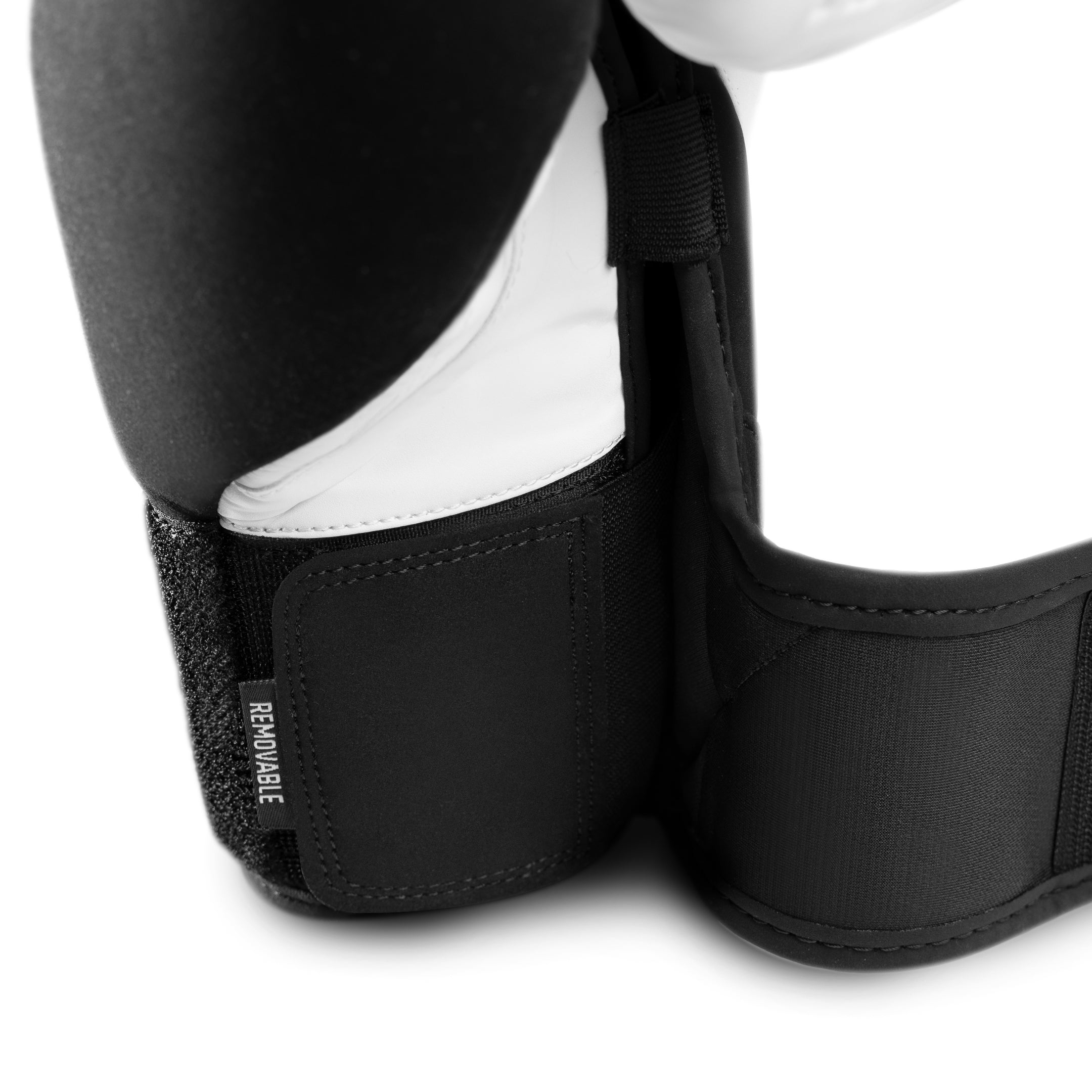 Dettaglio del sistema di chiusura Dual-X sui guanti da boxe Hayabusa T360 bianco-neri