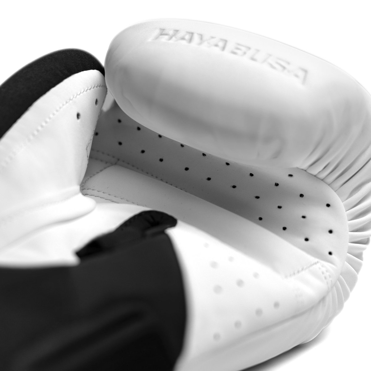 Detalhe do acolchoamento e costura premium das luvas brancas Hayabusa T360