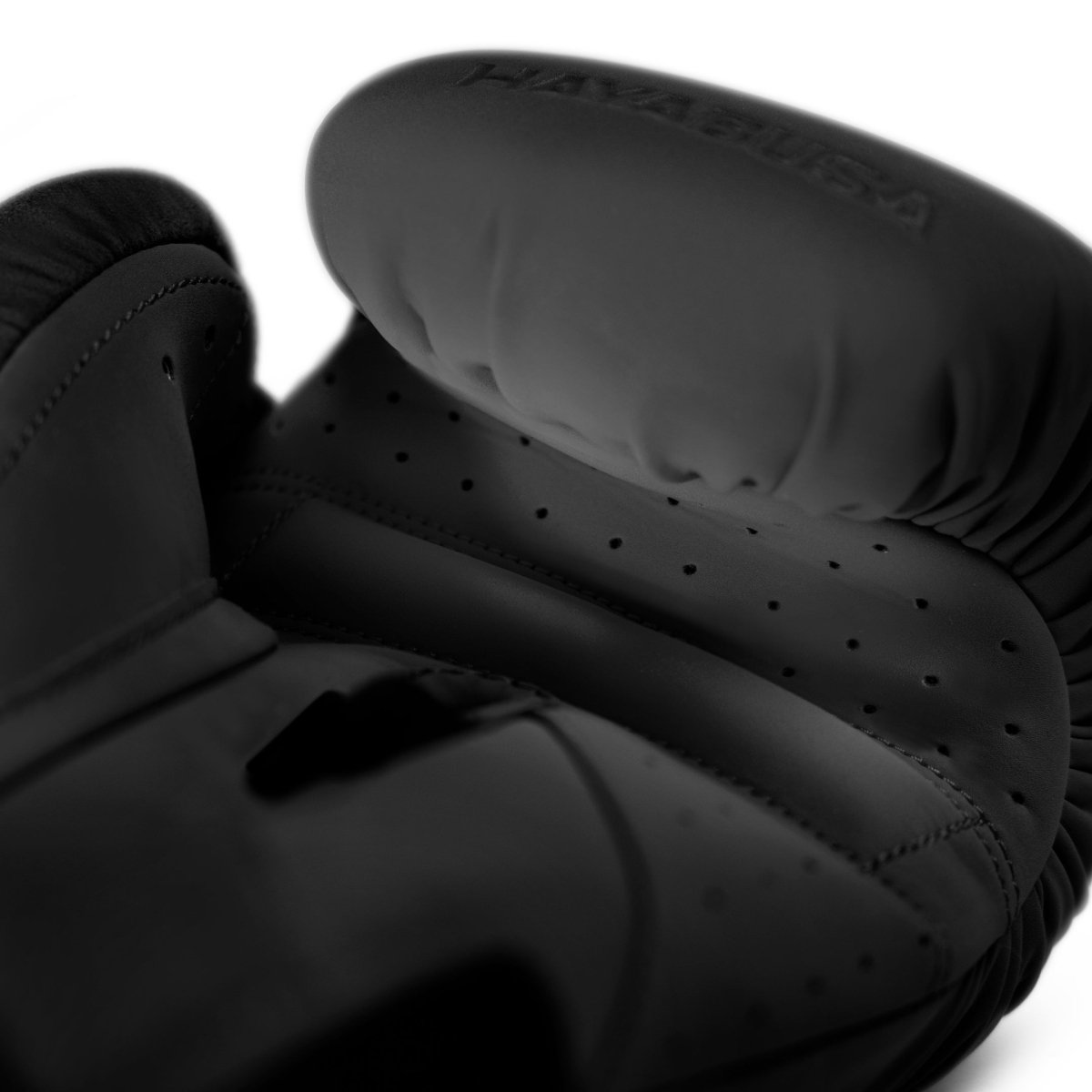 Detalhe do sistema de fechamento Dual-X nas luvas de boxe pretas Hayabusa T360